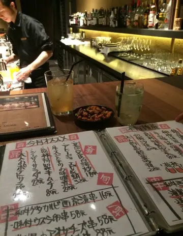 未入坐時，在酒吧位叫杯酒飲