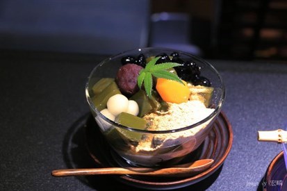 日本寒天、蒟蒻、宇治抹茶、黑糖、白玉、黑豆、紅豆、豆粉、栗子、水果、紅豆鮮奶油。