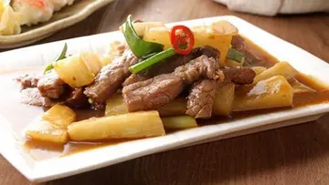 "山藥炒牛肉"
山藥具有健脾胃功效，可以調節身體抵抗力，讓皮膚變得光滑唷！👩👩
主廚先將牛肉過油保持嫩度，再其大火翻炒🍳🍳
美味又營養滿分的手路菜上桌囉💁💁
老闆推薦請搭配白飯及生啤酒使用!!!🍚