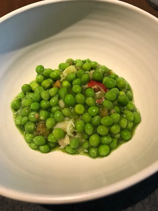 这道菜值得一提。里面有一颗完美的温泉蛋  和蟹肉  后来店员有加桂花  很清香的味道  不要拌开吃，每一口都是不同感觉