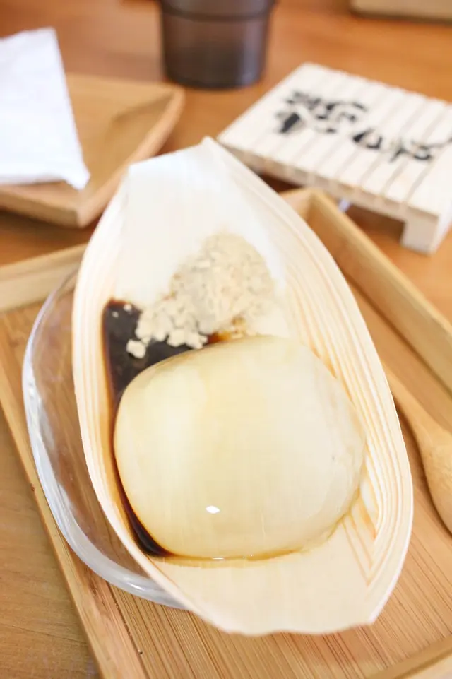 水信玄餅是一種從日本引進的甜點， 燈光下如水滴般晶瑩剔透，佐以黃豆粉再淋上黑糖糖漿。 黑糖甜甜的略苦搭配黃豆粉，傳統的日式吃法卻是最近最流行的吃法。