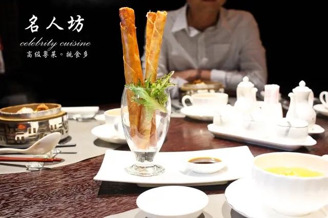 長春捲堆砌在晶瑩剔透的玻璃杯中，長條狀外觀似脆迪酥。