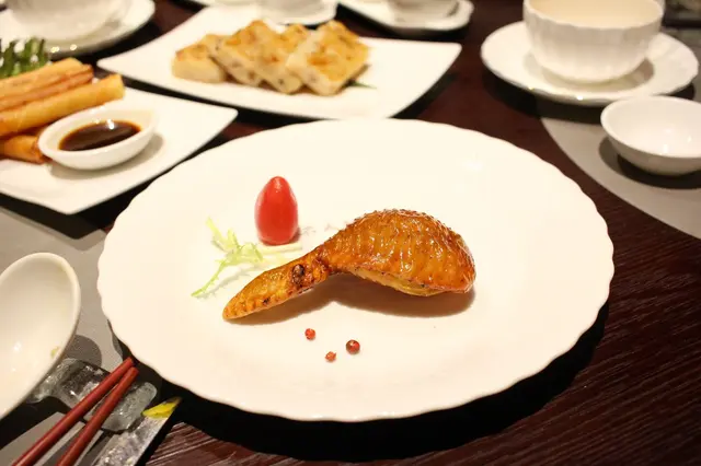 看似平凡的雞翅飽滿而略帶光澤，輕輕一咬雞翅的湯汁瞬間溢了出來， 裡頭包晶瑩剔透狀似冬粉實則是燕窩，讓人很驚艷的一道菜色。