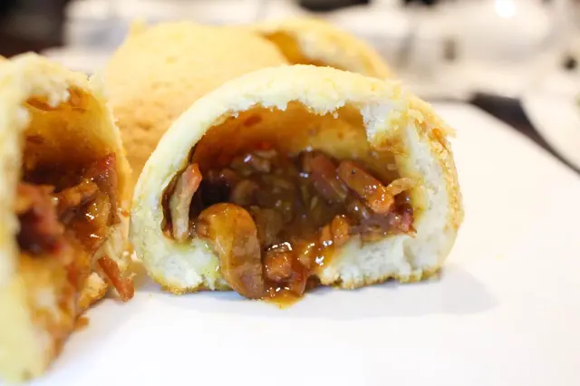 有別於一般類似包子的叉燒包，這裡的叉燒包外觀像是菠蘿麵包般， 外酥內甜內餡包著甜甜的叉燒肉。