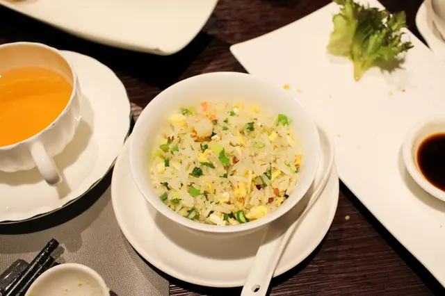 富哥招牌炒飯炒的不錯粒粒分明，米粒狹長有蔥.蛋.叉燒肉