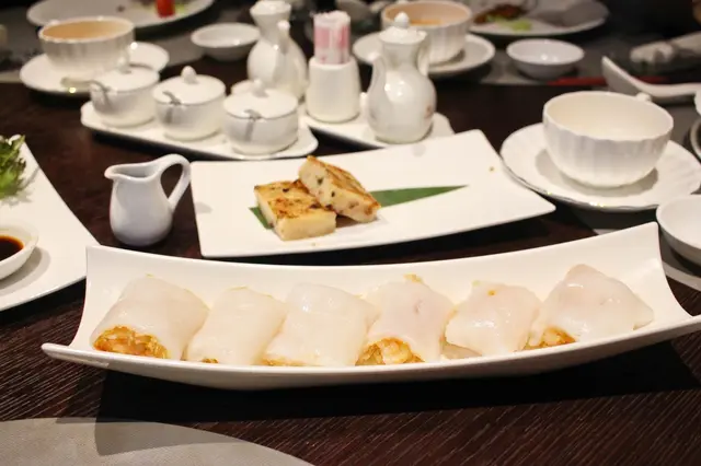 招牌通腸粉是名人坊的特色之一，比較特別裡頭包著以米網做成的料， 極似一般常見腸粉裡頭包的炸兩，一點也不油膩蝦子彈牙。