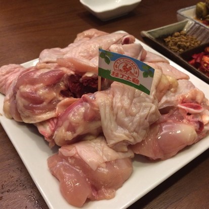 採用台灣桂丁雞，是有雞穀物飼養，而且經過特殊處理是可以生吃的，肉不柴腿肉非常嫩，是國宴等級的呦！好吃😋