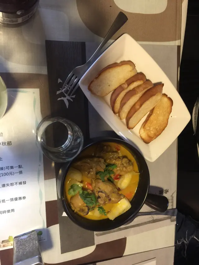 咖哩雞配法國麵包