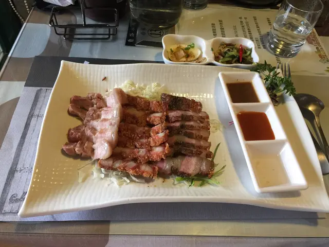 總共有3種肉⋯鹽烤山豬肉，蒜泥白肉，紅燒肉