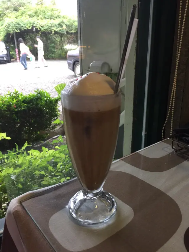 冰塊是用咖啡做成的冰磚，這樣冰塊溶化後味道沒有變