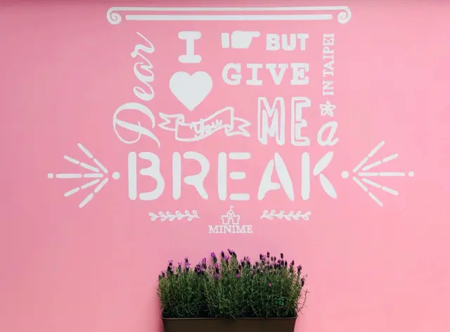 Haha!  牆上的標語說出很多媽咪的心聲