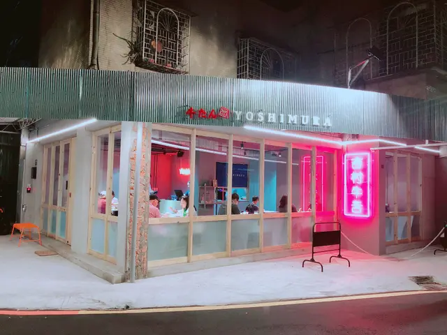 晚間時段用餐～店面非常明亮♥店面裝潢乾淨簡約．讓人感覺很舒服．
