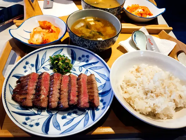 餐點來的時候太餓忘記拍照就吃了一片✓厚切牛舌口感嫩Ｑ～搭配店內特製的鹽蔥超讚．白飯粒粒分明裡面還加了大麥．定食附的泡菜吃起來爽脆．味增湯裡面有洋蔥海帶豆腐非常豐盛．