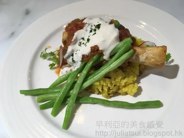 希臘慢燉羊膝佐檸檬酸奶與香料油飯