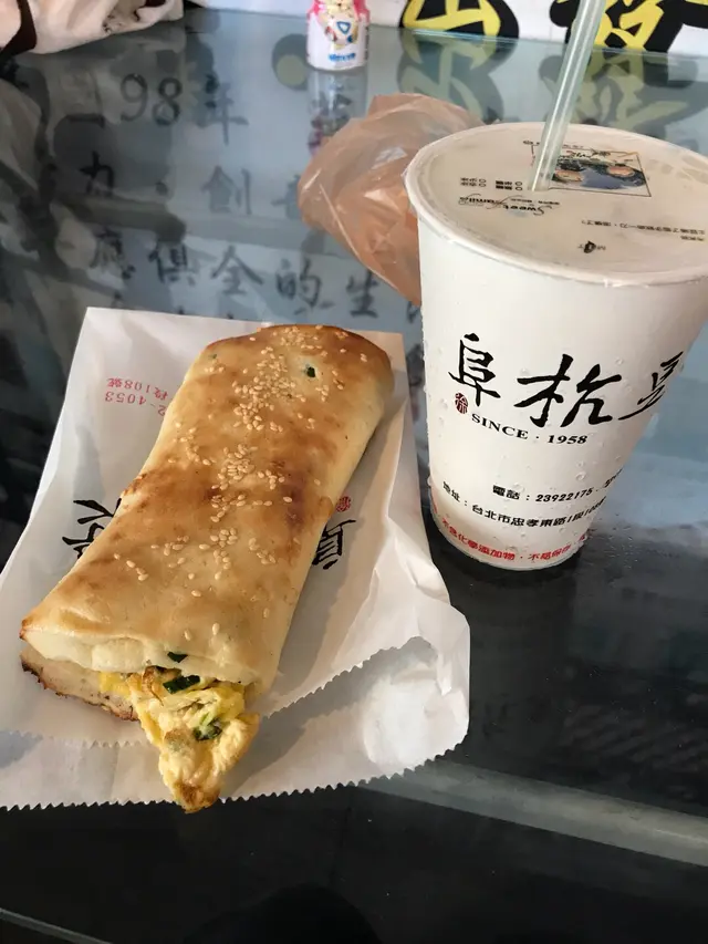 厚餅加蛋，  凍 豆漿