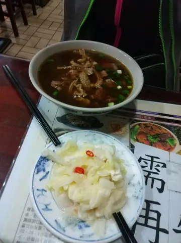 紅燒牛肉麵配青泡菜。
