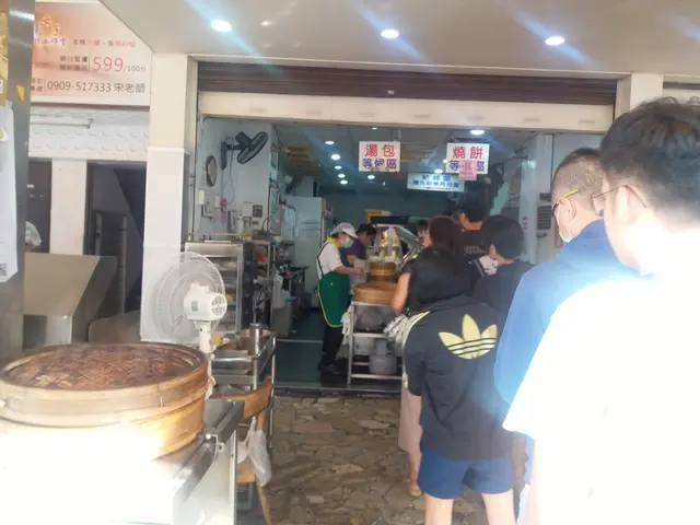 店外店內都是人頭湧湧