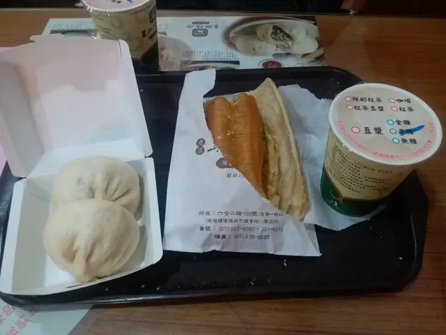 燒餅外脆內軟，芝麻很多很香口 ; 油條同樣是外脆內軟，且不油不膩，煎蛋餅加了蔥花，煎得微焦，同樣是十份的香口