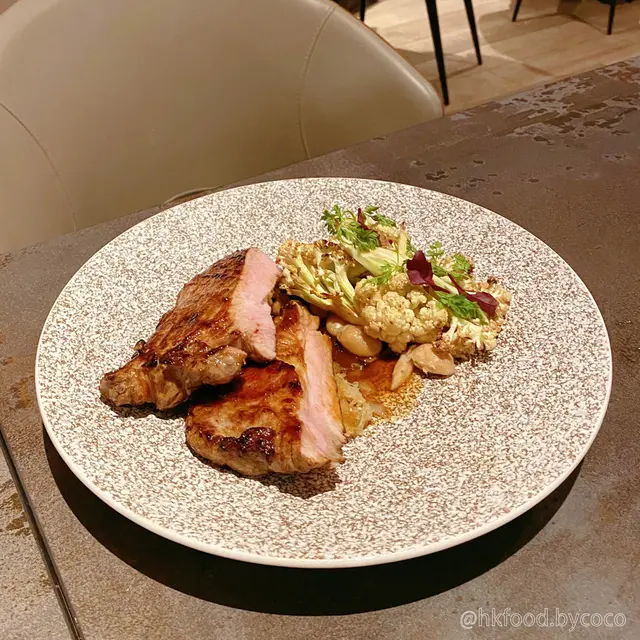 南投放牧黑豬梅花|蘋果風味德式酸菜|燉奶油豆|煙燻鳳梨豬汁