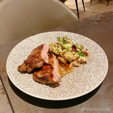 南投放牧黑豬梅花|蘋果風味德式酸菜|燉奶油豆|煙燻鳳梨豬汁