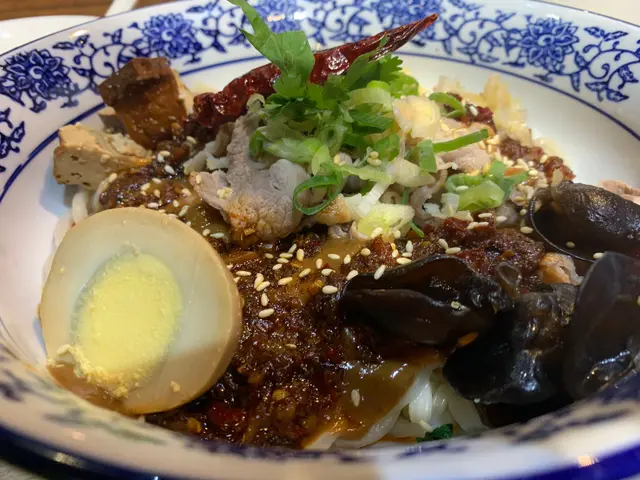 花椒麻醬辣肥牛拌麵