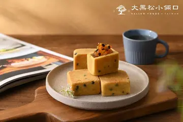 百香果鳳梨酥,酸甜交融,口感豐富
在這片酥脆的鳳梨酥中,藏著一份充滿驚喜的美味。每一口都融合了百香果的清新酸爽和鳳梨的香甜,讓您的味蕾在酸甜交融中得到極致享受。
吃得到的百香果籽,將美味升華
我們的百香果鳳梨酥不僅香甜可口,更加特別之處在於您可以吃得到真實的百香果籽。每一顆果籽都是對口感的升華,為您帶來更加豐富的口味體驗。
風味獨特,迷人香氣
百香果鳳梨酥散發著迷人的香氣,獨特的口感讓人難以忘懷。清新的百香果香與香甜的鳳梨香相互交融,帶來一場味蕾的盛宴。
享受美味,感受自然之美
無