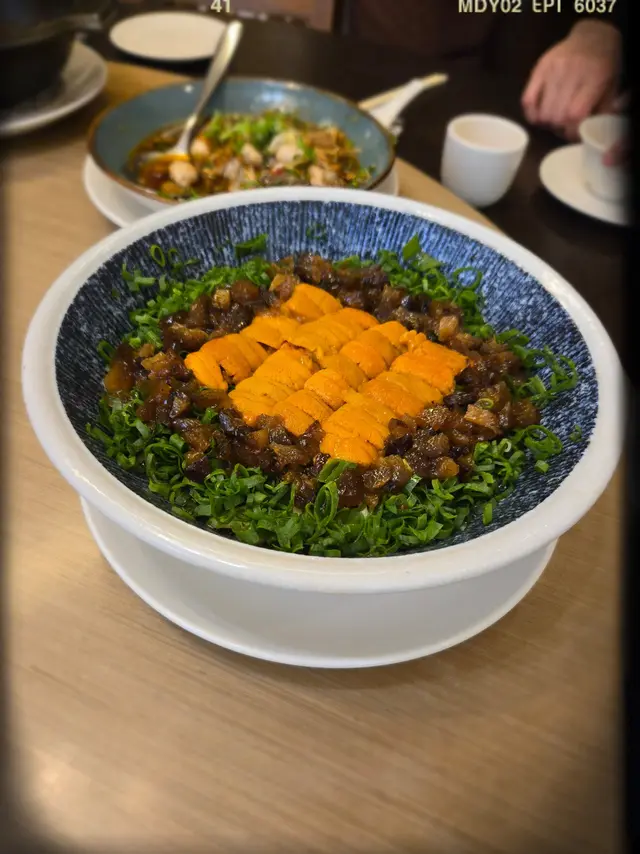 蔥燒煨蔘海膽麵（需預訂；NT 3,680/小）