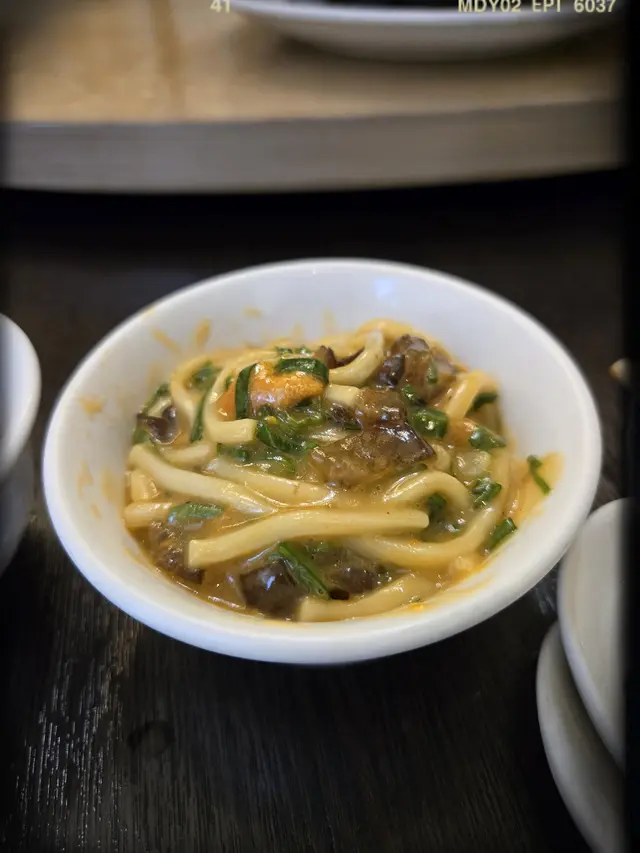 蔥燒煨蔘海膽麵（需預訂；NT 3,680/小）