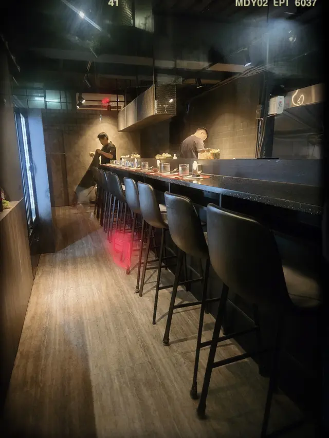 十個高櫈吧位圍繞著長形嘅開放式廚房