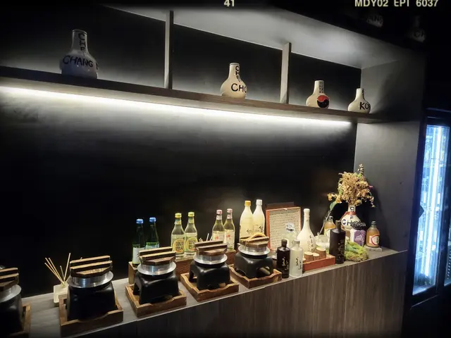 走廊通道嘅牆櫃擺放出韓國酒品及鍋具