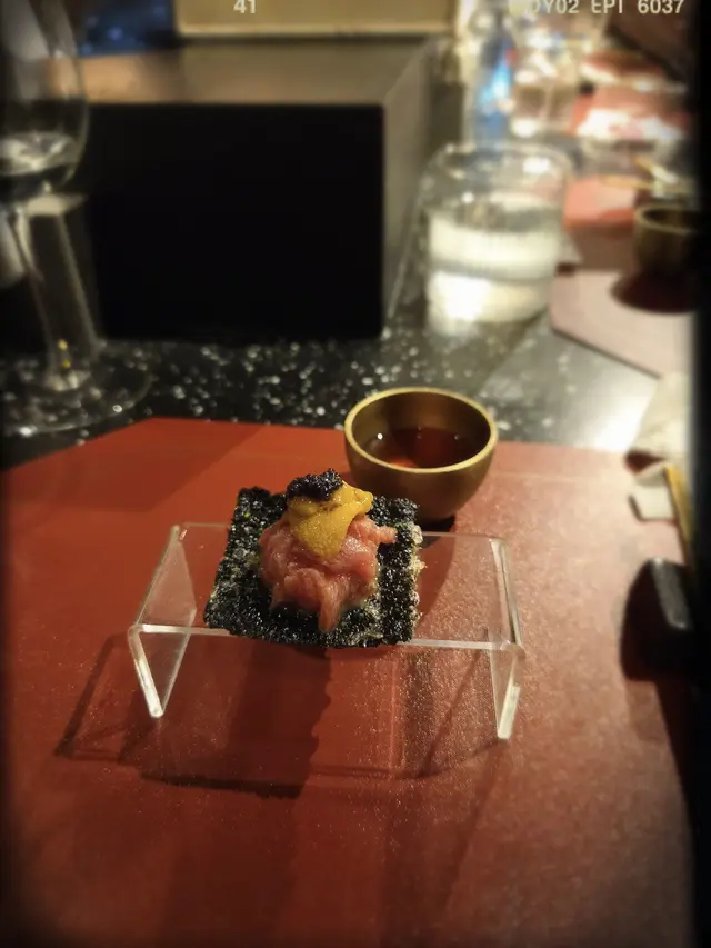 魚籽醬生牛肉海膽脆脆